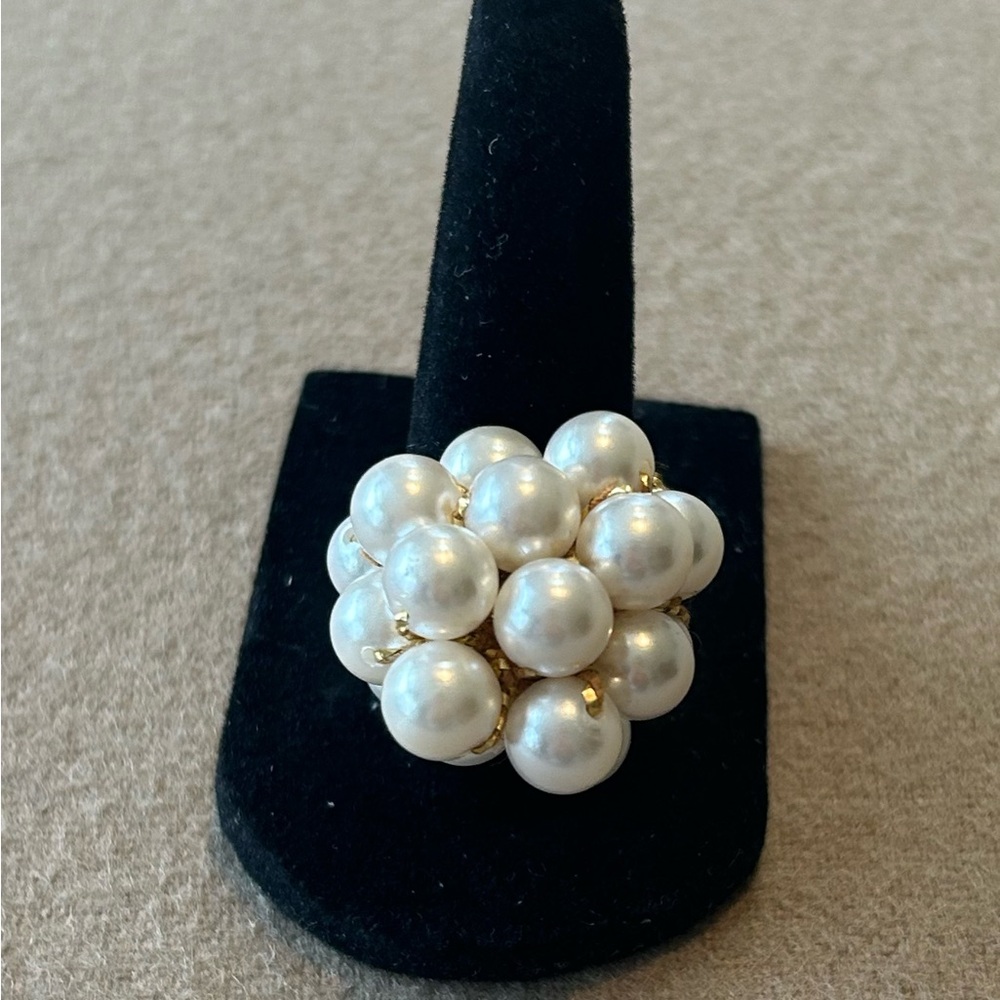 Vintage Pearl Cluster Ring one size - elastic band. Festive cocktail ring! - Picture 2 of 5
